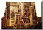 Trono di Tutankhamen, particolare della spalliera; sulla coppia regale veglia il disco solare di Aton  (museo del Cairo)